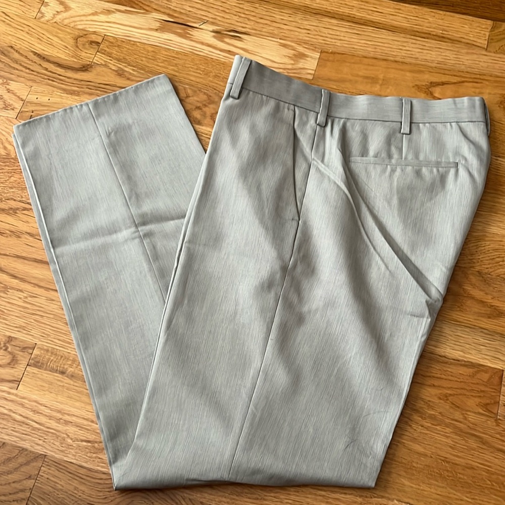 32x32 Like new Van Heusen Studio slacks